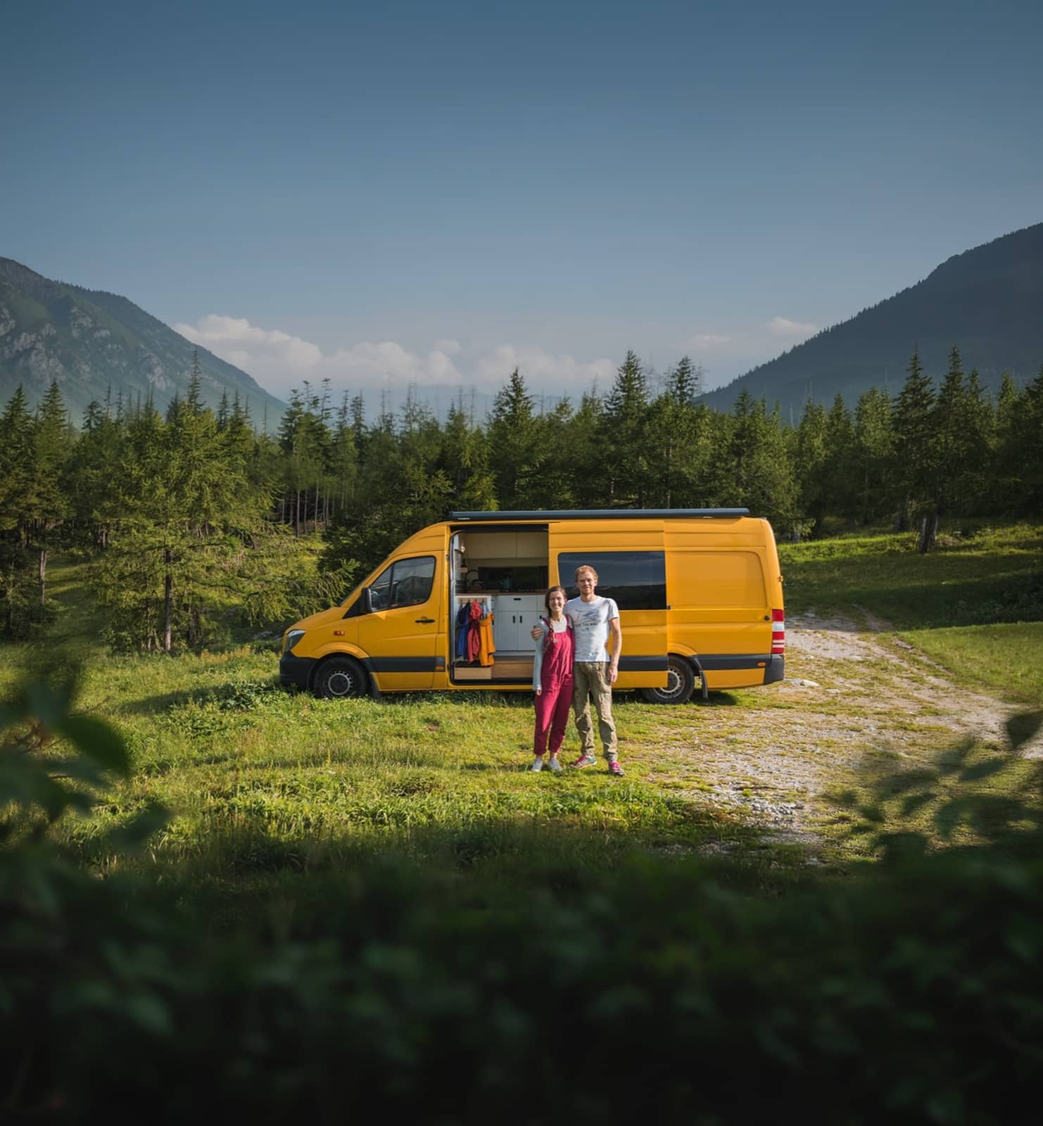 Gelber Camper in einer Berglandschaft