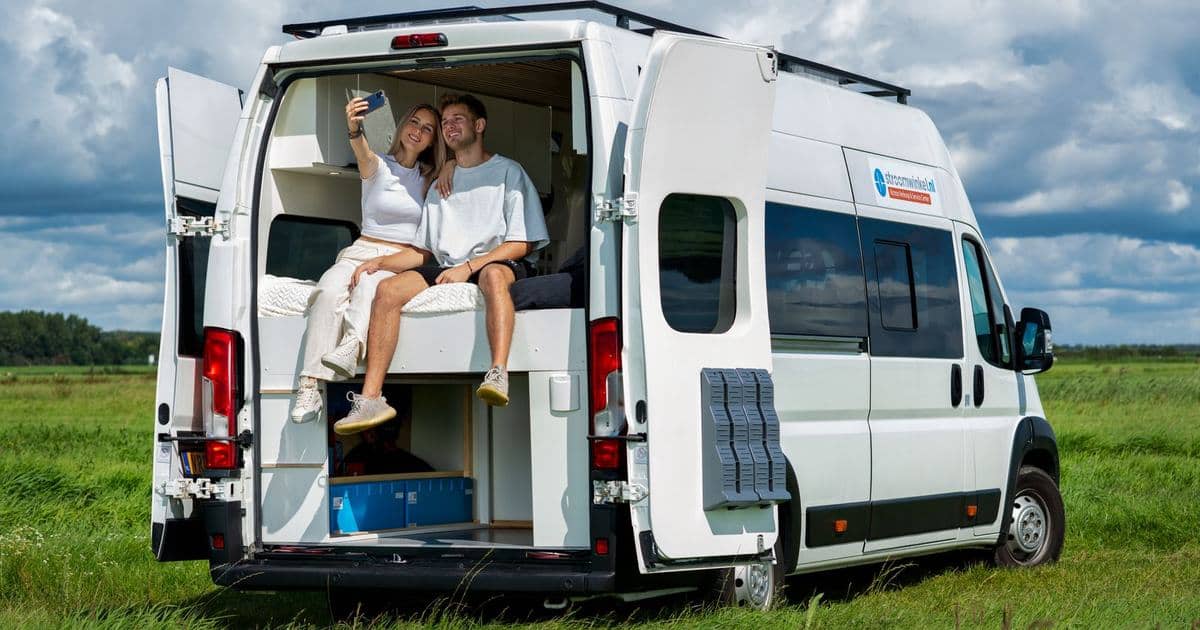 Paar entspannt sich vor seinem Wohnmobil